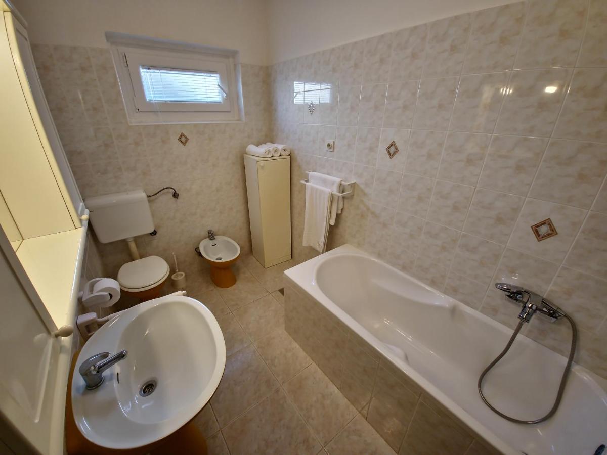 Apartments Cacija โตรกีร์ ภายนอก รูปภาพ